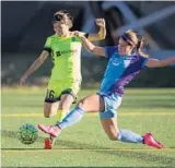  ?? STEPHEN BRASHEAR/ISI PHOTOS ?? Orlando defender Sam Witteman, right, battles Seattle midfielder Nahomi Kawasumi for the ball during the Pride’s 5-2 loss Saturday.