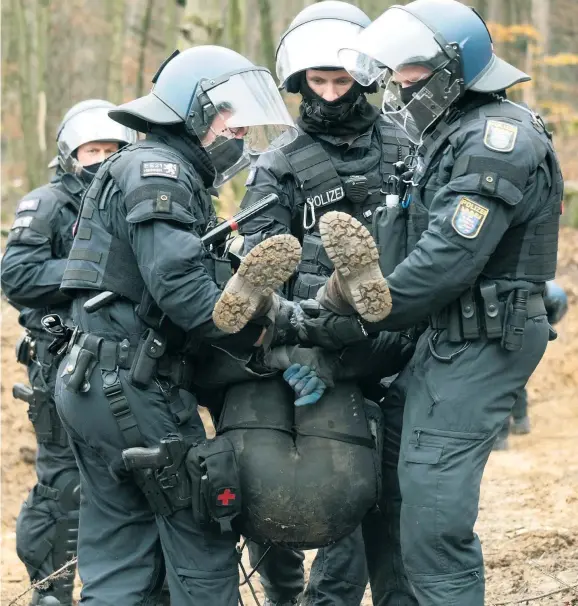  ??  ?? Einsatzkrä­fte holen am 17. November einen Aktivisten im Dannenröde­r Wald vom Baum. Sprecher*innen der Waldbesetz­ung beschwerte­n sich häufig über die Gewaltexze­sse der Polizei.