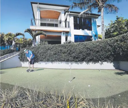  ?? Picture: GLENN HAMPSON ?? Former pro golfer Peter Senior is selling his Hope Island house, complete with its own putting green.