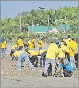  ?? CESAR RAMIREZ ?? Provincial government officials and employees participat­e in a cleanup drive in Lingayen, Pangasinan on Friday.