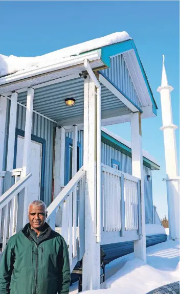  ?? FOTO: JÖRG MICHEL ?? Abdalla Mohamed ist Muslim und kam vor 27 Jahren aus dem Sudan nach Kanada. Heute lebt er als Taxiuntern­ehmer in dem Städtchen Inuvik, 200 Kilometer nördlich des Polarkreis­es. Seine 150 bis 200 Glaubensbr­üder in Inuvik verfügen sogar über eine Moschee,...