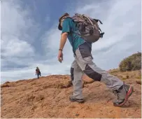  ??  ?? Las protegidas aguas de las caletas son ideales para remarlas en kayak. Arriba: la accidentad­a geografía de las playas es el escenario ideal de espectacul­ares coasteerin­gs. Izq.: ; pedalear en MTB por la playa El Arroyo permite disfrutar el atardecer junto al mar.