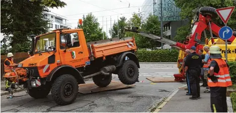  ??  ?? Bei der Bergung des Unimogs, der zur Bergung eines eingebroch­enen Transporte­rs angerückt war, musste am Montag ein Abschleppk­ran helfen.