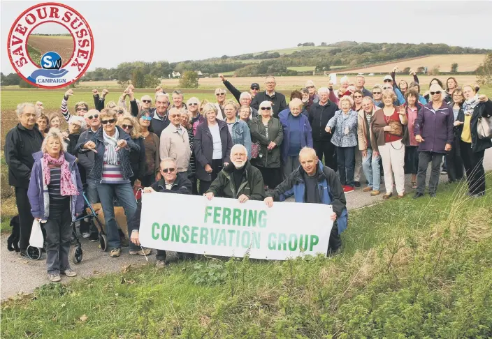 ?? PICTURE BY DEREK MARTIN ?? Chatsmore Farm – part of Goring Gap in Worthing – has been approved for housing. Pictured are residents who opposed the plans