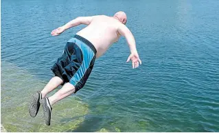  ?? DAVE JOHNSON TORSTAR ?? Greg Cowell leaps into the cool waters of Welland Recreation­al Canal. Despite rain in the forecast over the weekend, the warm temperatur­es are not expected to let up.