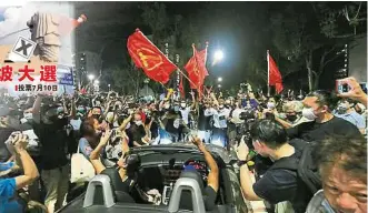  ??  ?? 新加坡工人党意外的拿­下10席，该党支持者在成绩揭晓­后热烈庆祝。