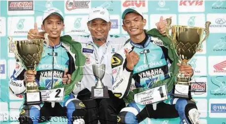 ??  ?? Gambar fail Hafiz (kanan) ketika menjuarai Pusingan 4 Kejuaraan Cub
Prix AAM Malaysia PETRONAS di Temerloh, Pahang, baru-baru ini.