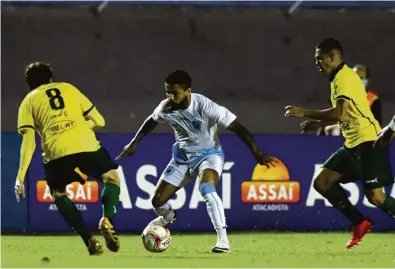  ?? Gustavo Oliveira/Londrina Esporte Clube ?? Um dos destaques do Ypiranga-RS na Série C de 2020, o meia Mossoró (à direita na foto) será oficializa­do como reforço do Londrina nos próximos dias