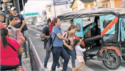  ?? AMELIA ANDRADE / EXPRESO ?? Caos. La parada Florida de la ‘metro’ en la vía a Daule, un martes a las 18:00. Las tricimotos se toman el paso cebra para recoger pasajeros.