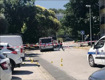  ?? (Photo E.M.) ?? Une vingtaine de douilles ont été retrouvées par la police sur le parking de la résidence le Touar passé au peigne fin hier matin. La victime était née le  février .