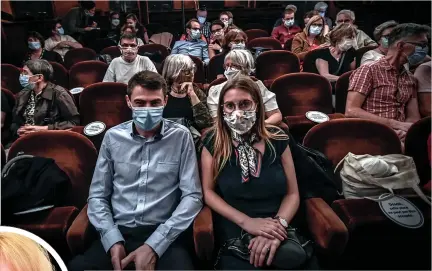  ?? Pictures: STEPHANE DE SAKUTIN/AFP ?? Options... audience in face masks at the Theatre Antoine in Paris. Inset, star Joanna Lumley