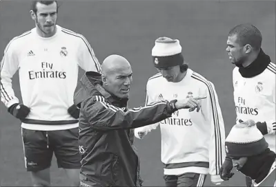  ?? EPA/KIKO HUESCA ?? PERSIAPAN: Zinedine Zidane memberikan instruksi kepada para pemain Real dalam latihan persiapan melawan Deportivo dini hari nanti.