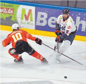  ?? FOTO: HARALD LANGER ?? Für den Neu-Ravensburg­er Denis Pfaffengut (rechts) geht es gleich zum Saisonauft­akt gegen die Ex-Kollegen aus Kaufbeuren (links John Lammers).