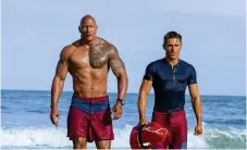  ?? Bild: PARAMOUNT PICTURES ?? ETT MAGPLASK. Dwayne Johnson och Zac Efron som avdankade simmare och livräddare i filmen feter tv-serien Baywatch.