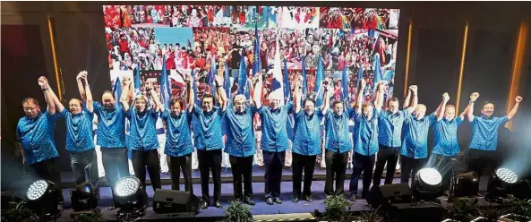  ??  ?? Stronger together: Najib, flanked by Dr Ahmad Zahid and Umno secretary-general Datuk Seri Tengku Adnan Tengku Mansor, and other component party leaders posing for a photograph after the launching of ‘theRakyat’ portal.