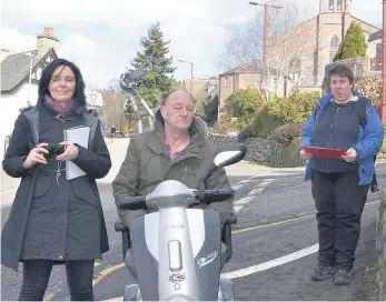  ??  ?? Survey Penny Morriss of Living Streets and Crieff residents Scott Pringle and Fiona Driver note problem pavements during the street audit