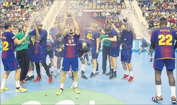  ?? FOTO: EFE ?? Víctor Tomàs eleva la vigésima Supercopa de España del FC Barcelona Victoria inapelable de los azulgrana ante el Logroño La rioja que maquilló el resultado en el último cuarto de partido