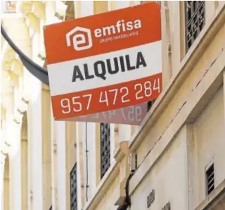  ?? VALERIO MERINO ?? Cartel de se alquila en viviendas del centro de Córdoba