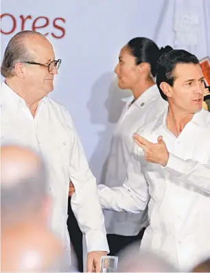  ??  ?? [ El presidente Enrique Peña Nieto con los mandatario­s locales Graco Ramírez (Morelos) y Miguel Ángel Mancera (CdMx) durante la reunión ordinaria de la Conago.