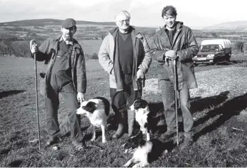  ?? 01_B09twe01 ?? Pictured at Balgowan Farm last Saturday, the Arran team which will compete in the sheepdog trial finals at West Kilbride next weekend. On the right, Tony Brookes with Jill, centre Willie McConnell and Jess, and left John Clarke with Spot.
