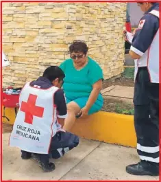  ??  ?? Al final, la misma mujer con el apoyo de su pareja, abordó una unidad y se retiró para reposar de los golpes