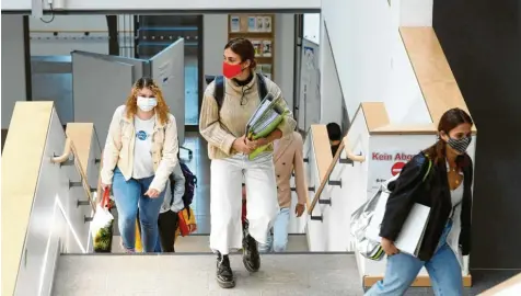  ?? Archivfoto: Marcus Merk ?? Maske auf, heißt es weiter an allen Schulen in Augsburg und Umland.