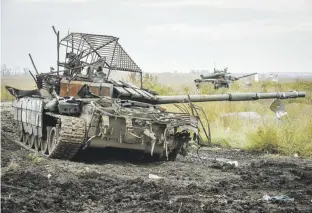  ?? Efe/epa/oleg petrasyuk ?? Un tanque ruso es abandonado en una ofrensiva ucraniana en la región de Jarkiv.