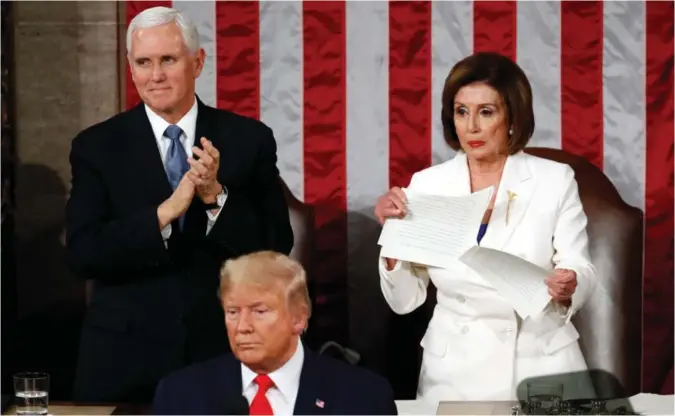  ?? PATRICK SEMANSKY ?? Demokraten­es leder i Representa­ntenes hus, Nancy Pelosi, rev i stykker en kopi av USAs president Donald Trumps tale mens han fikk applaus for sin tredje State of the Union-tale i Kongressen onsdag. Til venstre visepresid­ent Mike Pence.