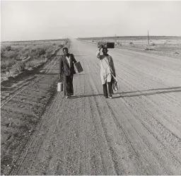  ??  ?? 1966 Arbeiders op pad van Kenhardt na Brandvlei. Hulle trek knap oor die honderd myl te voet, want “dis te droog op Kenhardt se plase”.
