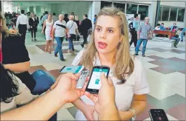  ??  ?? La activista y abogada Kattya González, miembro del Colegio de Abogados del Paraguay, durante una entrevista con la prensa.