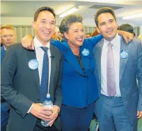  ?? Picture / Doug Sherring ?? Dan Bidois (left) is supported by National heavyweigh­ts Paula Bennett and Simon Bridges.