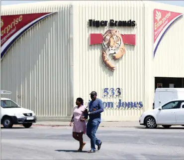  ?? PHOTO: REUTERS ?? A couple leaves a Tiger Brands factory in Germiston. Tiger brands may be sued in a class action over the listeria outbreak.