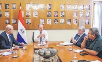  ?? ?? El ministro Fernández Valdovinos (centro) durante la reunión con el titular del IPS, Jorge Brítez.
