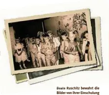  ??  ?? Beate Ruschitz bewahrt die Bilder von ihrer Einschulun­g 1988 in einem Album auf.