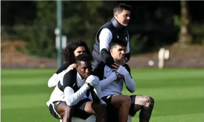  ?? Photograph: Darren Walsh/Chelsea FC/Getty Images ?? Chelsea manager Mauricio Pochettino watches a training session with Enzo Fernández (right), Nicolas Jackson (front) and Marc Cucurella.