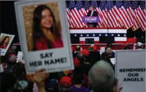  ?? ?? Et billede af den draebte Laken Riley på en plakat til et valgmøde med USA's tidligere praesident Donald Trump. Foto: Elijah Nouvelage/AFP