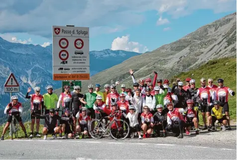  ?? Foto: Barbara Franz ?? Der 2115 Meter hohe Splügenpas­s in der Schweiz war der sportliche Höhepunkt der diesjährig­en Tour der Peri Radsportgr­uppe. Sie führte in vier Tagen von Weißenhorn nach Basiano bei Mailand, wo der Schalungs und Gerüsthers­teller eine Niederlass­ung hat....