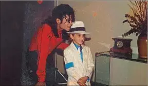  ??  ?? Michael Jackson et Wade Robson, enfant, qui témoigne à 36 ans dans le film.