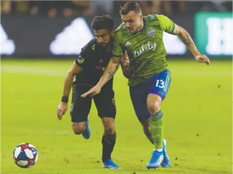  ?? KELVIN KUO/USA TODAY SPORTS ?? Toronto FC coach Greg Vanney knows his team has to keep an eye on Seattle Sounders FC forward Jordan Morris, right.