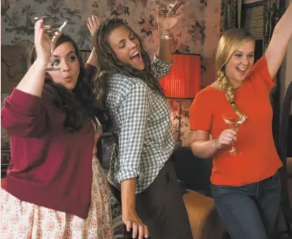  ?? STXfilms ?? Aidy Bryant (left), Busy Philipps and Amy Schumer’s comedy skewers women’s insecuriti­es.