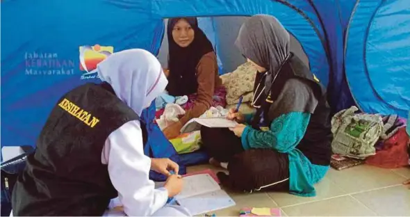  ?? FILE PIC ?? Medical personnel are deployed to flood evacuation centres to monitor the health of evacuees and to attend to emergencie­s.