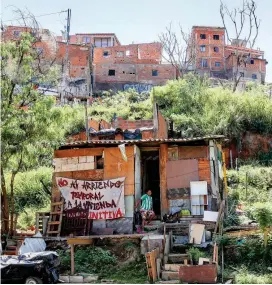  ?? FOTOS RÓBINSON SÁENZ ?? Arriba: Héctor Mosquera, junto a su vivienda improvisad­a bajo el viaducto de Moravia. Abajo: La casa de Dalys Urango que sobrevivió al incendio. Aún reside en el sector.