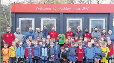  ??  ?? Members of Rothley Imps and the JHMT with the new defibrilla­tor.