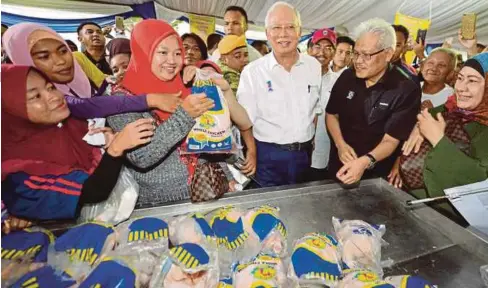  ??  ?? NAJIB bersama Musa diiringi Menteri Perdaganga­n Dalam Negeri Koperasi dan Kepengguna­an, Datuk Seri Hamzah Zainudin sempat meluangkan masa melayan pengunjung yang hadir pada Majlis Pelancaran Program Jualan Sentuhan Rakyat dan Biz Fair 2018 Peringkat...