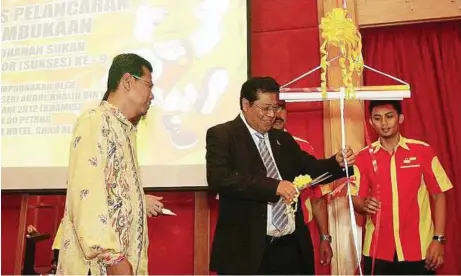  ??  ?? The gambit: Abdul Khalid (in black suit) launching the Sukses while Selangor Malaysia Games chef de mission Dr Ahmad Yunus Hairi (left) looks on.