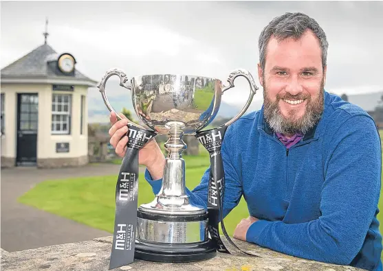  ?? Picture: Kenny Smith. ?? Chris Kelly with the Scottish Profession­al Championsh­ip trophy – his third success after victories in 2003 and 2015.