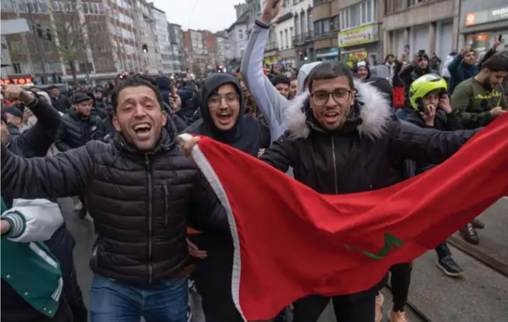  ?? FOTO JORIS HERREGODS ?? Alsof ze net wereldkamp­ioen waren geworden. Zo vierde de Marokkaans­e gemeenscha­p de overwinnin­g van Marokko tegen de Rode Duivels in de straten van Antwerpen.