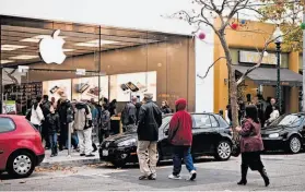  ?? Tim Maloney / The Chronicle 2011 ?? In the Apple store on Fourth Street in Berkeley, “window panes were manufactur­ed to a width that aligns with the floor lines and the exterior sidewalk panes.”