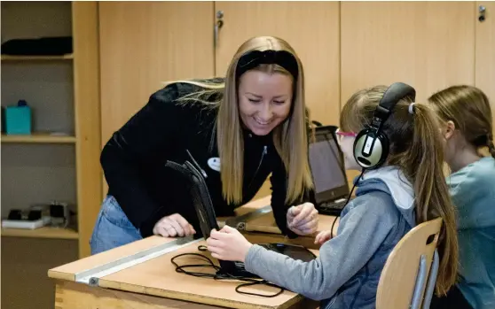  ?? Bild: Ida Österberg ?? Jessica studerar till lärare på Ail-utbildning­en på Högskolan Väst. Utbildning­en innebär att hon också jobbar på Brålanda skola. Här hjälper hon eleven Patricia Moldovan.