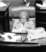  ??  ?? LA senadora Migdalia Padilla durante la aprobación del proyecto contra el acoso.